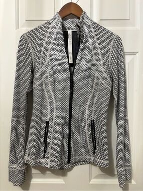 Lululemon Define Women’s Black & White Patterned Zip Up Jacket!